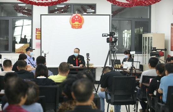 法官不在法院上班，竟然在社区“坐诊”？